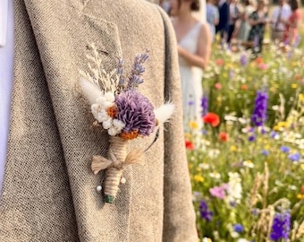 Spilla da bavero rustica per matrimonio, con fiori secchi artificiali, code di coniglio e stelo in spago.