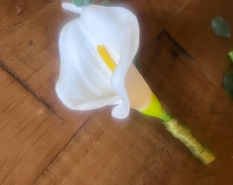 Boutonnière de cala blanca, prendedor de eucalipto, prendedor de boda para el novio, flor clásica para la solapa de la boda, recuerdo con aspecto seco (Reino Unido)