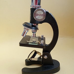 Vintage japanskt mikroskop J.S.O.T.I.A. Tillverkat i Japan Retro skollabb Vetenskapligt instrument Samlarobjekt Dekor