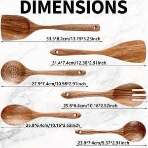 Puede incluir: Un conjunto de utensilios de cocina de madera, que incluye una esp&aacute;tula, una cuchara ranurada y una cuchara de servir. Las dimensiones se muestran en cent&iacute;metros y pulgadas. El utensilio m&aacute;s largo mide 33,5 cm.