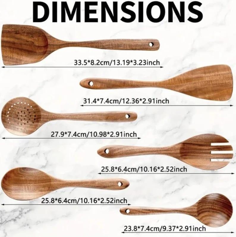 Puede incluir: Un conjunto de utensilios de cocina de madera, que incluye una esp&aacute;tula, una cuchara ranurada y una cuchara de servir. Las dimensiones se muestran en cent&iacute;metros y pulgadas. El utensilio m&aacute;s largo mide 33,5 cm.