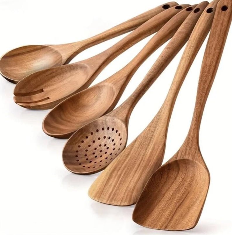 Puede incluir: Un juego de seis utensilios de cocina de madera, que incluye cucharas, cucharas ranuradas y esp&aacute;tulas. Los utensilios est&aacute;n hechos de madera de color marr&oacute;n claro y tienen un acabado liso. Cada utensilio tiene un agujero en el mango para colgar.