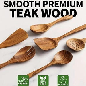 Puede incluir: Un conjunto de utensilios de cocina de madera de teca, que incluyen cucharas, una esp&aacute;tula y una cuchara ranurada. El texto "SMOOTH PREMIUM TEAK WOOD" est&aacute; en la parte superior. Los utensilios est&aacute;n etiquetados como "100% ORGANIC", "BPA FREE" y "DURABLE".