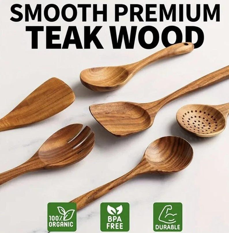 Puede incluir: Un conjunto de utensilios de cocina de madera de teca, que incluyen cucharas, una esp&aacute;tula y una cuchara ranurada. El texto "SMOOTH PREMIUM TEAK WOOD" est&aacute; en la parte superior. Los utensilios est&aacute;n etiquetados como "100% ORGANIC", "BPA FREE" y "DURABLE".