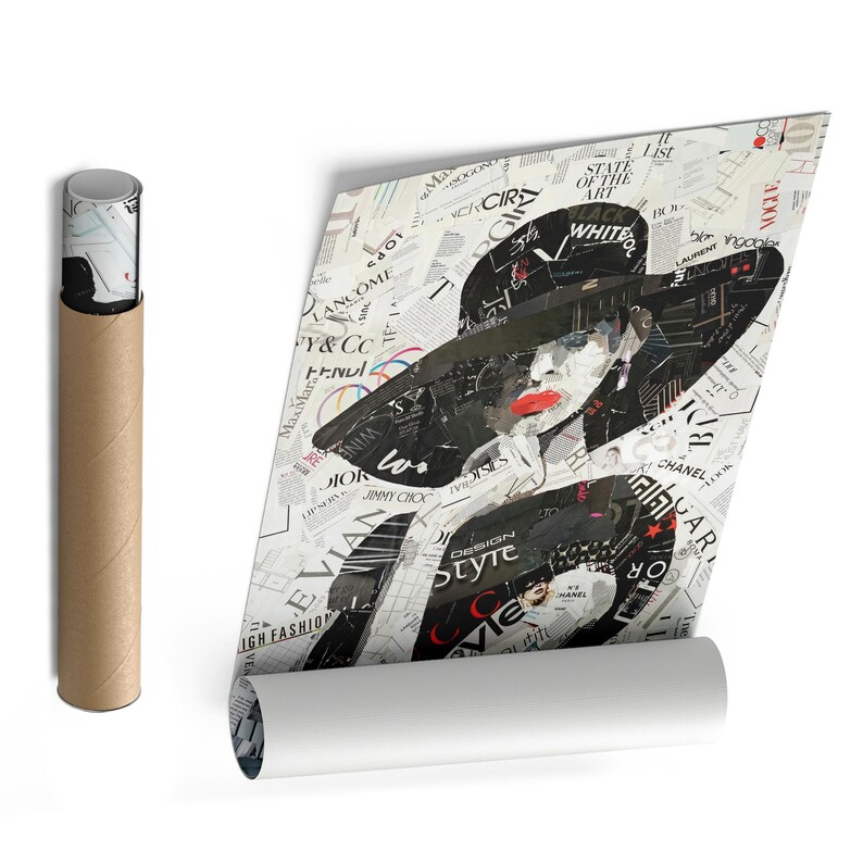 Pu&ograve; includere: Una stampa artistica arrotolata con un ritratto a collage di una donna con un grande cappello nero e rossetto rosso. L'opera &egrave; composta da testo e immagini in bianco e nero, con nomi di marchi di moda visibili. Un tubo di cartone marrone &egrave; a sinistra.
