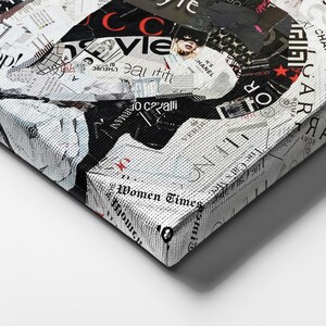 Pu&ograve; includere: Un'opera d'arte su tela con un collage di ritagli di riviste. L'opera d'arte incorpora testo e immagini in nero, bianco e rosso, con parole visibili come "CHANEL" e "Women Times". Il pezzo ha un aspetto strutturato.