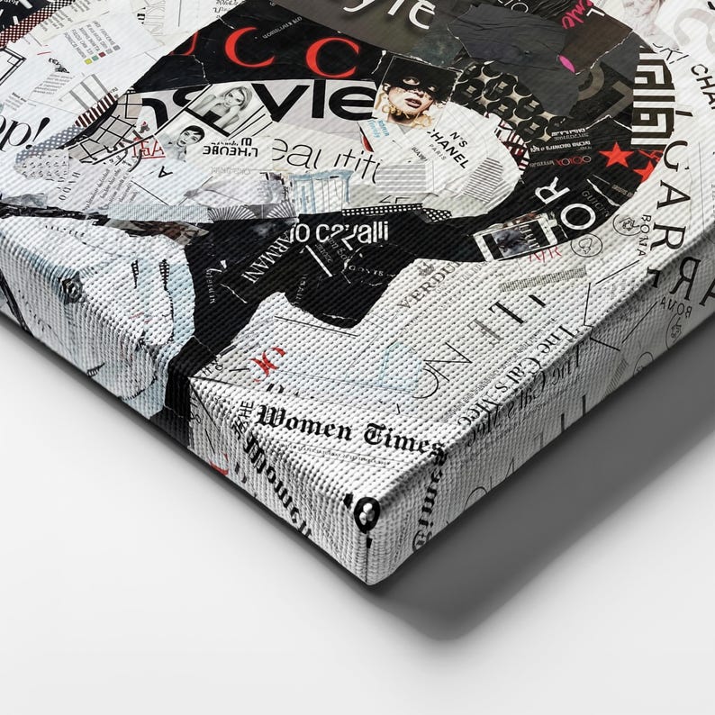 Pu&ograve; includere: Un'opera d'arte su tela con un collage di ritagli di riviste. L'opera d'arte incorpora testo e immagini in nero, bianco e rosso, con parole visibili come "CHANEL" e "Women Times". Il pezzo ha un aspetto strutturato.