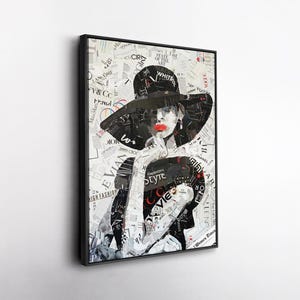 Pu&ograve; includere: Stampa artistica incorniciata in nero di una donna con un cappello grande, creata da un collage di ritagli di riviste di moda. La donna ha il rossetto rosso ed &egrave; circondata da testo, inclusi marchi come Dior e Chanel. &Egrave; visibile "Design Style".