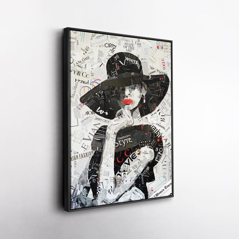 Pu&ograve; includere: Stampa artistica incorniciata in nero di una donna con un cappello grande, creata da un collage di ritagli di riviste di moda. La donna ha il rossetto rosso ed &egrave; circondata da testo, inclusi marchi come Dior e Chanel. &Egrave; visibile "Design Style".