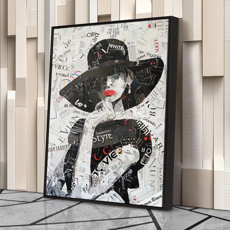 Pu&ograve; includere: Stampa artistica incorniciata con un ritratto a collage di una donna con un grande cappello nero. L'opera &egrave; composta da testi e immagini ritagliate da riviste, con rossetto rosso e una cornice nera.