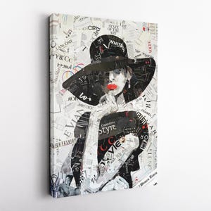 Pu&ograve; includere: Stampa artistica su tela raffigurante un ritratto a collage di una donna con un grande cappello nero e rossetto rosso. L'opera &egrave; composta da ritagli di riviste con nomi di marchi di moda e testo, creando un design elegante.
