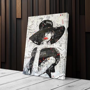 Pu&ograve; includere: Una stampa su tela raffigurante un ritratto a collage di una persona con un grande cappello nero e rossetto rosso. L'opera &egrave; composta da ritagli di giornale in bianco e nero con testo di moda.