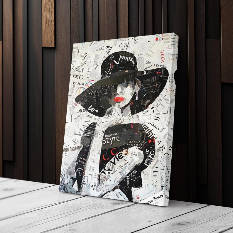 Pu&ograve; includere: Una stampa su tela raffigurante un ritratto a collage di una persona con un grande cappello nero e rossetto rosso. L'opera &egrave; composta da ritagli di giornale in bianco e nero con testo di moda.
