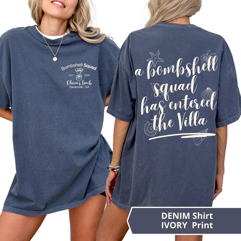 K&ouml;nnte beinhalten: Ein denimblaues T-Shirt mit wei&szlig;em Text und Grafiken. Die Vorderseite zeigt 'Bombshell Squad EST 2028 Olivia's Bach Savannah, GA' mit einem Martiniglas. Die R&uuml;ckseite zeigt 'a bombshell squad has entered the Villa' mit Muschelillustrationen.