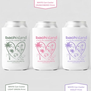 Op de afbeelding: Drie witte drankkoelers met een hartvormige afbeelding van palmbomen, een cocktail, een krab en een ring. De tekst luidt "bachisland a bride has entered the villa", "est. 2026" en "OLIVIA'S BACHELORETTE SANTA MONICA, CA" in groen, roze en violet.