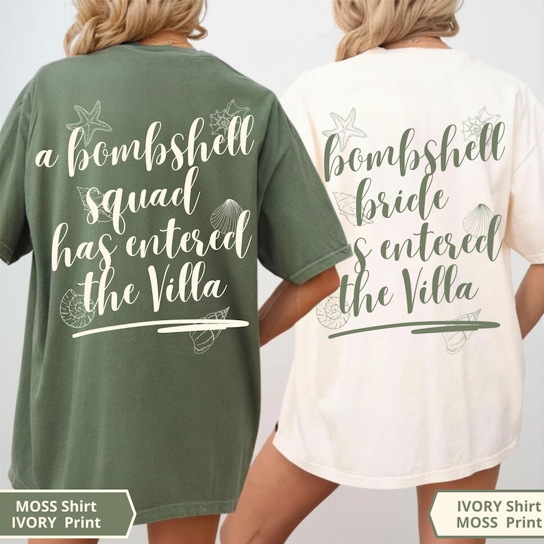 K&ouml;nnte beinhalten: Ein moosgr&uuml;nes T-Shirt mit wei&szlig;em Text a bombshell squad has entered the Villa und ein elfenbeinfarbenes T-Shirt mit moosgr&uuml;nem Text bombshell bride has entered the Villa, beide mit Strichzeichnungen von verschiedenen Muscheln.