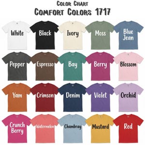 K&ouml;nnte beinhalten: Eine Farbkarte f&uuml;r Comfort Colors 1717 T-Shirts mit zwanzig kurz&auml;rmeligen T-Shirts in verschiedenen Farben, darunter Wei&szlig;, Schwarz, Elfenbein, Moos, Blue Jean, Pfeffer, Espresso, Bay, Beere, Bl&uuml;te, Yam, Karmesinrot, Denim, Violett, Orchidee, Crunch Berry, Wassermelone, Chambray, Senf und Rot.