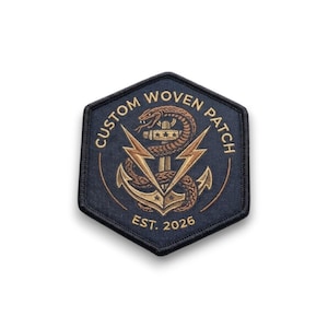 Pode incluir: Um patch tecido personalizado em forma de hexágono, azul marinho. Apresenta uma âncora dourada, raios e uma cobra enrolada em volta de um martelo. O texto "CUSTOM WOVEN PATCH" e "EST. 2026" são dourados.
