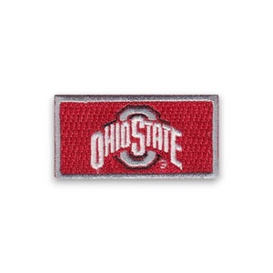 Può includere: Toppa ricamata con la scritta "OHIO STATE" in bianco, con contorno grigio, su sfondo rosso. La toppa rettangolare ha un bordo argentato. Ideale per abbigliamento o accessori.