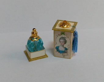 Botella de perfume de color azul con su caja