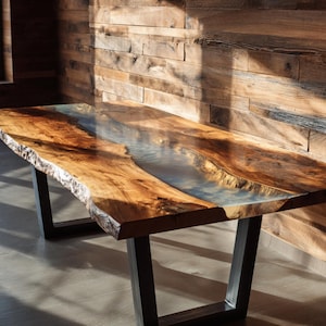 Mesa de río de lujo hecha a mano, mesa de comedor de nogal con borde natural y resina epoxi, mesa de madera y resina personalizada para diseño de interiores.