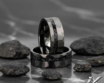 8mm Hammered Meteorite Tungsten Ring – Mens Wedding Band with Inlaid Meteorite Fragment