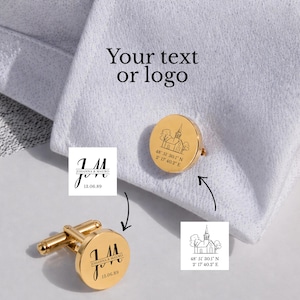 Könnte beinhalten: Goldene Manschettenknöpfe mit personalisiertem Design. Ein Manschettenknopf zeigt eine Kirchenillustration mit Koordinaten, der andere Initialen und ein Datum. Der Text "Your text or logo" ist sichtbar.
