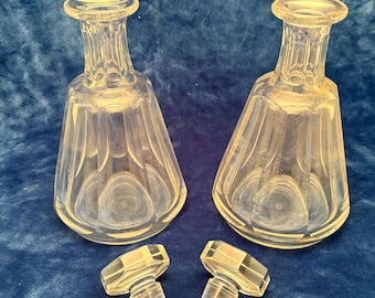 Unbeschädigtes Paar Vintage Baccarat France Crystal Schnaps Karaffen | Schwere französische Kristall Barware | Mid-Century Barwagen Dekor