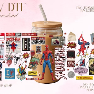 Peut inclure: Un design numérique de wrap pour tasse de 16oz UV DTF présentant des graphismes de Spider-Man, des coupures de journal Daily Bugle, des couvertures de bandes dessinées, des cassettes et des bulles de texte. Inclut des icônes de super-héros.