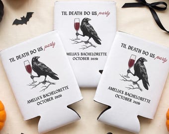 Porta-latas personalizado para despedida de solteira com tema de Halloween, presente assustador para o grupo da noiva, lembrancinha para festa gótica, capa de bebida personalizada "Até a Morte", acessório de casamento.