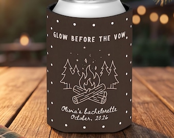 Porta-latas personalizado para despedida de solteira com tema de acampamento, com nome personalizado, lembrancinha para festa, cabana, fogueira, tribo da noiva, capa para bebida, ideia para viagem de acampamento.