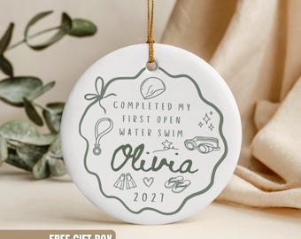 Enfeite de Natal personalizado com desenho de nadador, nome personalizado, presente para nadador, água do mar, lembrança de Natal, triatleta, medalha de conclusão de triatlo, lista de desejos