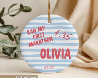 Enfeite de Natal personalizado com listras, presente para maratonista com nome personalizado, lembrança de Natal para quem completou a prova, mãe corredora, amiga corredora ou vencedora da meia maratona.