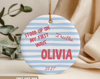 Enfeite de Natal personalizado com listras e nome, ideal para surfista, lembrança de Natal, primeira onda, viagem à praia, férias tropicais no oceano, lista de desejos.