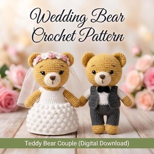 Puede incluir: Dos osos de peluche de ganchillo, uno con un vestido de novia blanco y velo, el otro con un traje gris con pajarita negra. La imagen tiene el texto "Wedding Bear Crochet Pattern" y "Teddy Bear Couple (Digital Download)".