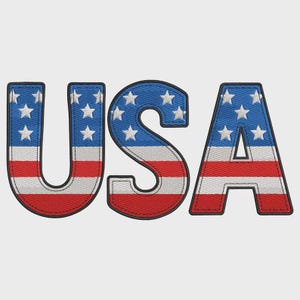 Könnte beinhalten: Ein gestickter Aufnäher mit den Buchstaben USA in einer fetten Blockschrift. Das Design zeigt das Muster der amerikanischen Flagge mit weißen Sternen auf blauem Grund oben und horizontalen roten und weißen Streifen im unteren Bereich.