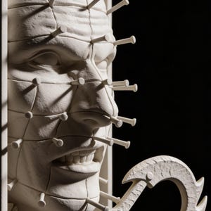 Puede incluir: Un letrero de madera rústica con el texto "Welcome to our home" en letras blancas. El letrero presenta un acabado envejecido y un diseño sencillo y acogedor, perfecto para la decoración de la entrada.