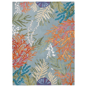 Peut inclure: Un tapis rectangulaire au fond bleu clair orné d'un motif répétitif de vie marine. Le design comprend des branches de corail orange et rouge, des algues vertes, des bulles blanches et des formes d'oursins violet foncé.