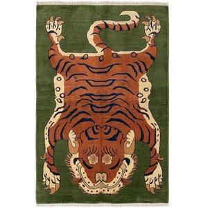 Pode incluir: Um tapete retangular com um desenho de tigre. O tapete apresenta um fundo verde com um tigre em tons de castanho, bege e azul marinho. O corpo do tigre está centrado, com a cabeça na parte inferior e a cauda curvando-se para cima.