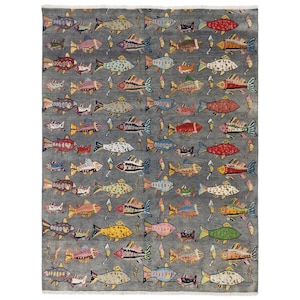 Pode incluir: Um tapete retangular cinza com um padrão repetido de peixes coloridos e desenhos de cavalos-marinhos. Os peixes são em várias cores, incluindo vermelho, amarelo, azul e verde. O tapete tem uma borda com franjas.