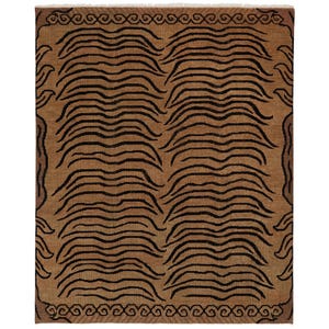 Pode incluir: Um tapete retangular com fundo castanho e um padrão repetitivo de linhas pretas onduladas horizontais. O tapete é emoldurado por uma borda de motivos pretos em espiral e tem franjas brancas curtas nas bordas superior e inferior.