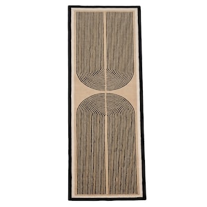 Könnte beinhalten: Ein rechteckiger beiger Teppich mit schwarzem Rand. Der Teppich hat ein geometrisches Design aus schwarzen vertikalen Linien, die sich oben und unten krümmen und ein symmetrisches Muster bilden. Die Abmessungen des Teppichs sind nicht sichtbar.