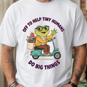 Camiseta con ilustración de la rana maestra en patinete / Lista para ayudar a los pequeños humanos