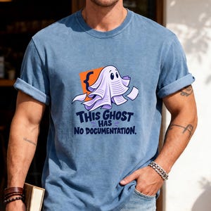 Detta spöke har ingen dokumentation T-shirt | Söt spökprogrammerare T-shirt