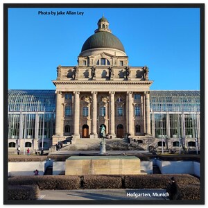 Peut inclure: Photographie du Hofgarten à Munich, en Allemagne, sous un ciel bleu clair. L'image présente un grand bâtiment orné d'un dôme et de colonnes, une statue et une structure vitrée. Le texte "Photo by Jake Allan Ley" et "Hofgarten, Munich" sont visibles.