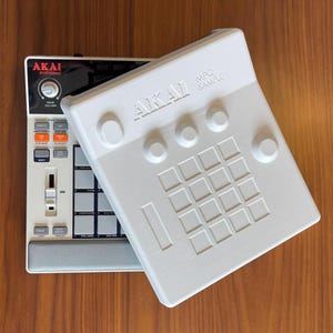 Peut inclure: Ensemble de trois mugs en céramique avec une finition mate et mouchetée. Chaque mug est de couleur différente : bleu clair, crème et gris. Les mugs ont un design simple et moderne avec une anse confortable.