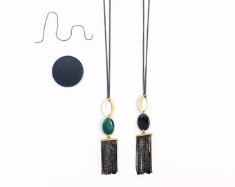 Long Collier frange chaîne fine à facettes noire et doré SOLANGE losange émaillé fait main, élément vintage 70 laiton doré