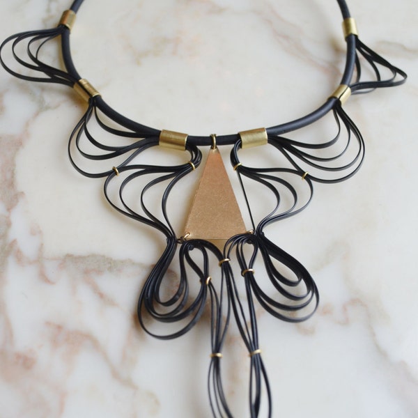 Collier plastron dentelle moderne de vagues noires et laiton doré pièce unique signée