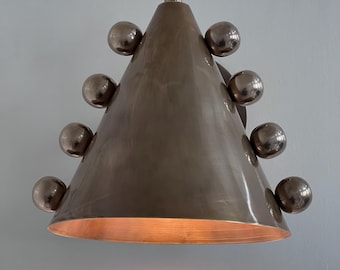 Aplique de pared cónico de latón hecho a mano – Lámpara de remaches de mediados de siglo (acabado de latón antiguo)