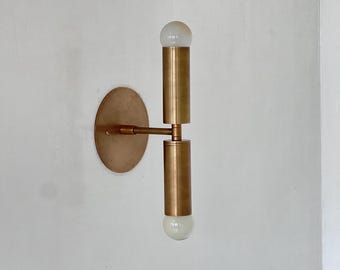 Aplique de pared de latón de estilo moderno de mediados de siglo - Diseño restaurado de la década de 1950